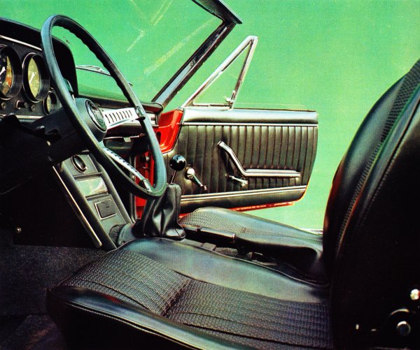 Fiat Dino Spider 2000 interior